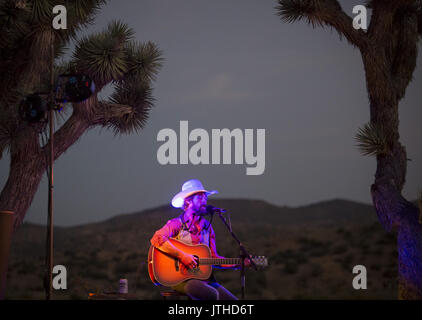 Pioneertown, Kalifornien, USA. 22. Juli 2017. Juli 22, 2017 - Pioneertown, CA - RYAN BINGHAM führt ein akustisches Set im Freien vor einer intimen Masse von ca. 100 Fans in einem Benefizkonzert für die Mojave Wüste Land Trust in Rimrock Ranch, nicht weit von der Joshua Tree National Park. Foto von David Poller Credit: David Poller/ZUMA Draht/Alamy leben Nachrichten Stockfoto