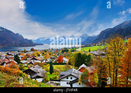 Eine malerische Landschaft von Mondsee mit mehreren Hütten auf seiner Bank Stockfoto
