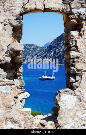 Blick auf Yachten in Aergean Meer durch die alten Fenster Stockfoto