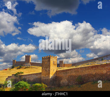 Die Wände der Genueser Festung in Perugia über dramatische Wolkenhimmel, Krim, Ukraine Stockfoto