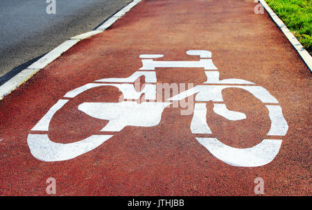 Leeren Radweg entlang der Park im Frühling Stockfoto