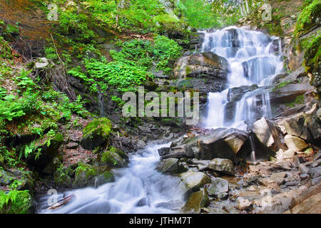 Wunderschöne Aussicht auf Shypit Wasserfall in der Ukraine Stockfoto