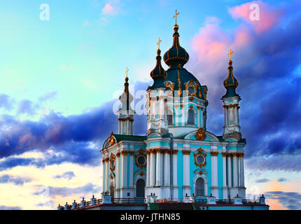 Saint Andrew's Church bei Andriivs'kyi Abstieg über bunten Sonnenuntergang Himmel in Kiew, Ukraine Stockfoto