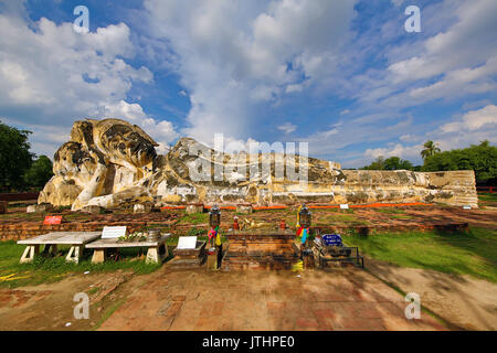 Die Ruinen der Tempel des Liegenden Buddha, Wat Lokaya Suttha, Ayutthaya, Thailand Stockfoto