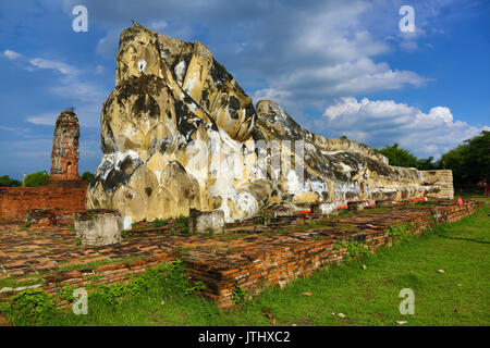 Die Ruinen der Tempel des Liegenden Buddha, Wat Lokaya Suttha, Ayutthaya, Thailand Stockfoto