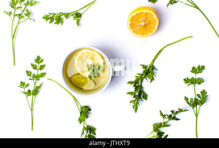 Petersilie Tee mit Zitrone und Limette Schichten auf Weiß Stockfoto