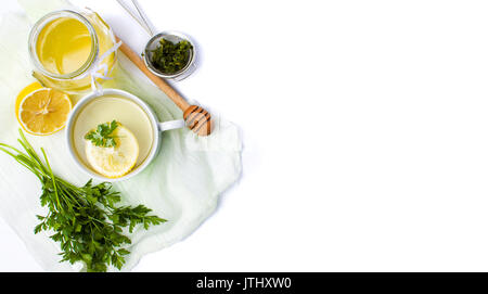 Petersilie Tee mit Zitrone und Honig auf Weiß Stockfoto