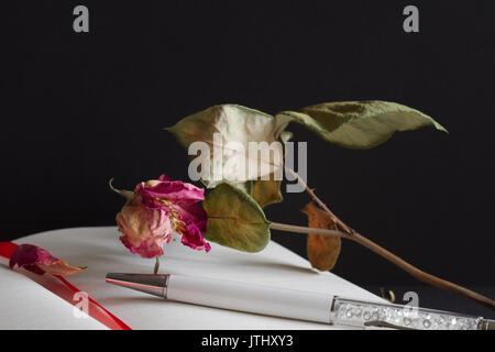 Journal, Pen & Tote Rose - Makro Stockfoto