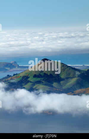 Harbour Cone, Otago Peninsula, und Nebel über Otago Harbour, Dunedin, Südinsel, Neuseeland Stockfoto