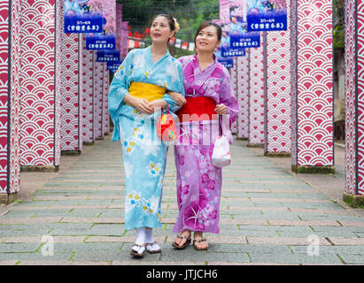 Gerne hübsche Freundinnen in traditioneller Kleidung Die Kleidung kimono verbinden japanische Fest Feier zusammen und gehen auf die Geschichte weg viewi Stockfoto