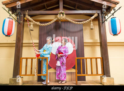 Gerne hübsche Freundinnen Reisenden tragen traditionellen Kimono Kleidung spielen Glocken, wenn sie den Beitritt der japanischen Kultur feier Festival in Japan. Stockfoto