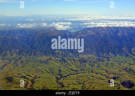 Luftaufnahme von High Country Hawkes Bay Ackerland und Ruahine Ranges mit Taihape und Manawatu im Hintergrund. Stockfoto