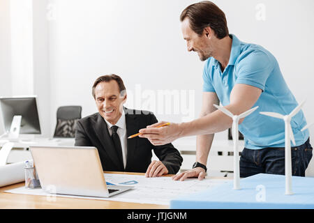 Junge Ingenieur einen Vortrag zu seinem Chef Stockfoto