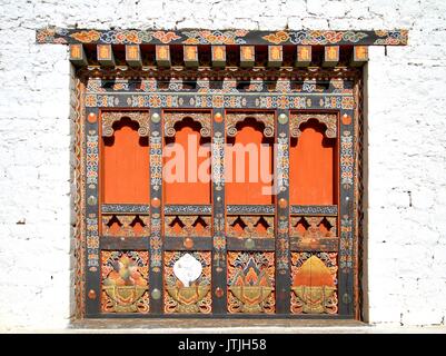 Traditionelle bhutanischen Stil dekoriert mit geschnitzten Fensterrahmen in Paro Rinpung Dzong, buddhistisches Kloster und Burg auf einem Hügel in der Nähe von t Stockfoto