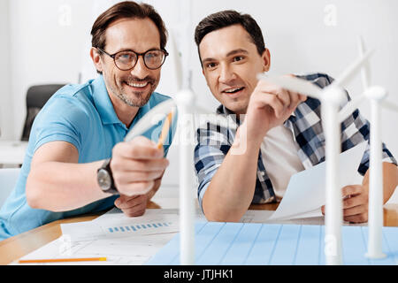 Junge Männer die Prüfung der Windenergieanlage Modelle Bau Stockfoto