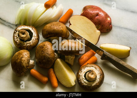 Zutaten für Pilzsuppe sitzen auf einem Schneidebrett Stockfoto