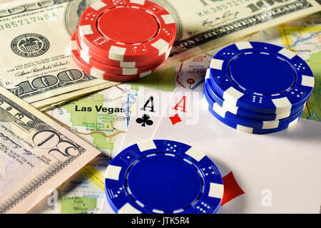 Las Vegas Karte mit Geld, poker chips und ein Paar Asse Spielkarten. Bild horizontal. Stockfoto