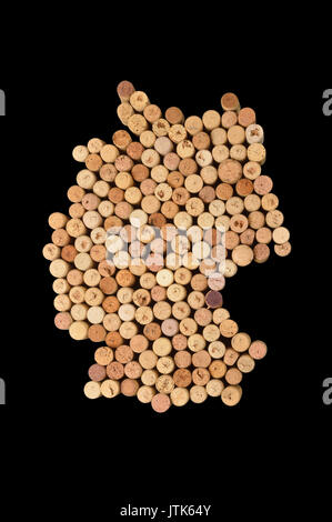 Wein erzeugenden Länder - Karten von Weinkorken. Karte von Deutschland auf schwarzem Hintergrund. Beschneidungspfad enthalten. Stockfoto