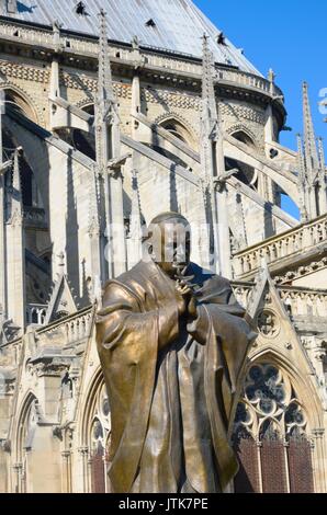 Statue von Johannes Paul II. Notre Dame von Paris Stockfoto