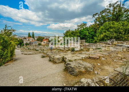 Ein junges Paar, genießen Sie die Aussicht auf die Stadt von Athen aus der antiken Agora auf dem unteren Teil der Akropolis in Athen Griechenland Stockfoto