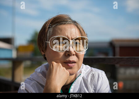 Wunderschöne reife Taiwanese chinesische Frau spricht während eines Gesprächs. Stockfoto