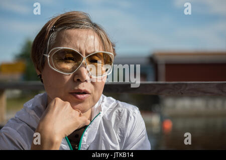 Wunderschöne reife Taiwanese chinesische Frau spricht während eines Gesprächs. Stockfoto