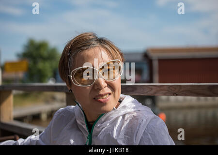 Wunderschöne reife Taiwanese chinesische Frau zuhören Während eines Gesprächs. Stockfoto