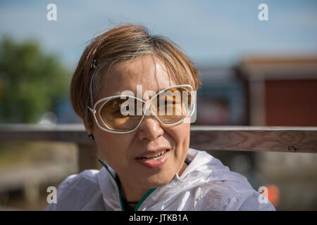 Wunderschöne reife Taiwanese chinesische Frau zuhören Während eines Gesprächs. Stockfoto