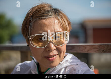 Wunderschöne Natur in Taiwan chinesische Frau zuhören Während eines Gesprächs. Stockfoto