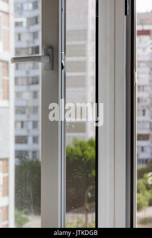 Fenster mit einem Moskitonetz Insekten und Wanzen zu verhindern, wie Fliegen, Mücken, Bienen oder Wespen in Stockfoto