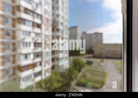 Fenster mit einem Moskitonetz Insekten und Wanzen zu verhindern, wie Fliegen, Mücken, Bienen oder Wespen in Stockfoto