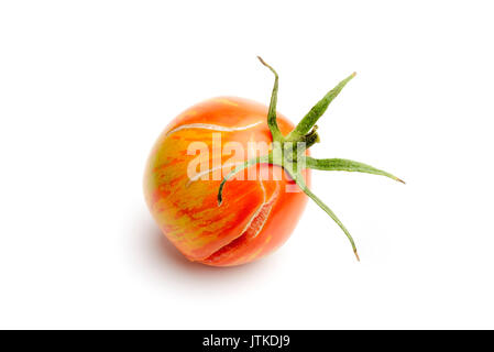 Eine saftige rote zebra Tomate, auf weißem Hintergrund Stockfoto