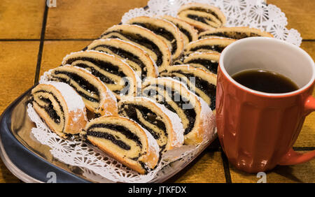 Deutsche Gebäck poppyseed Strudel, mohnstrudel, mit Kaffee Stockfoto