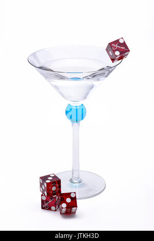 Martini in einem phantastischen Glas mit blauen Spiel Würfel. Stockfoto