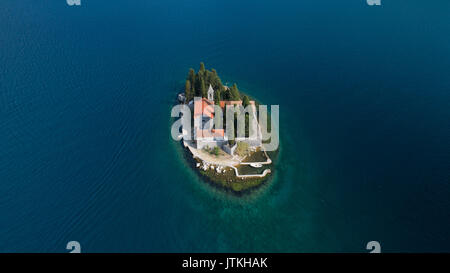 Luftaufnahme der Insel St. George mit Kloster, die Bucht von Kotor. Stockfoto
