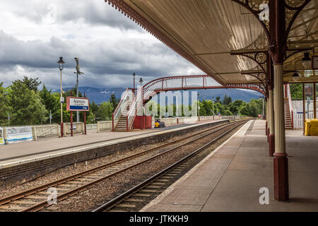 Eisenbahnstrecken und Passagier Fußgängerbrücke in Aviemore, Schottland. Stockfoto