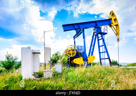 Extraktion Ölpumpen mit elektrischen SPS-Schrank. Öl und Gas Industrie Landschaft. Stockfoto