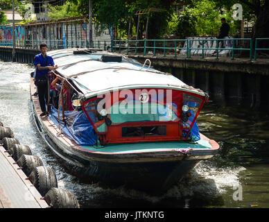 Bangkok, Thailand - 15.Juni 2016. Der khlong Saen Saep Express Boat Service in Bangkok, Thailand. Es bietet über 60.000 Fahrgäste täglich. Stockfoto