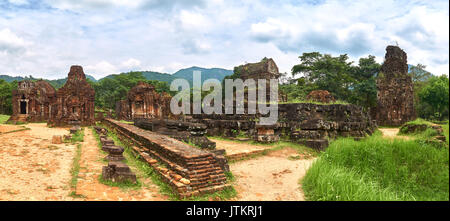 Große Panorama aus der alten Sakralbauten aus dem Reich der Champa - Chamer Kultur. In meinem Sohn, in der Nähe von Hoi an, Vietnam. UNESCO-Welterbe. Stockfoto