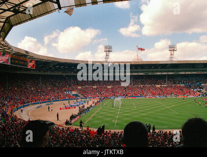 Seltene Bilder des Inneren des alten Wembley Stadion (Twin Towers) Sicht auf das Spielfeld vom steht während eines Fußballspiels Stockfoto