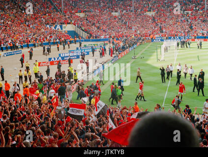 Seltene Bilder des Inneren des alten Wembley Stadion (Twin Towers) Sicht auf das Spielfeld vom steht während eines Fußballspiels Stockfoto