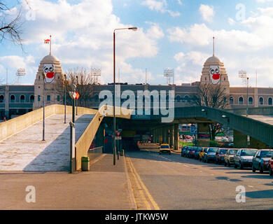 Old Wembley Stadium, Twin Towers, verkleidet für Comic Relief's Red Nose Day - möglicherweise 1988 oder 1989? Stockfoto