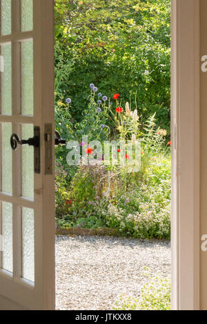 Vordere Klappe öffnen sich auf bunten Landhausstil Garten im Sommer Stockfoto