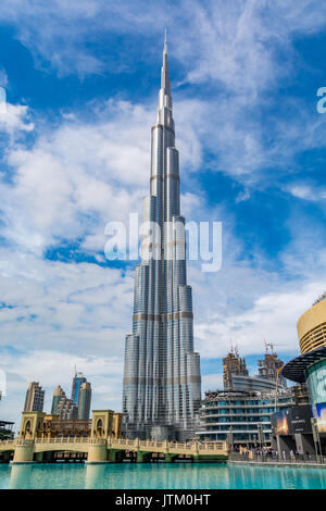 Blick auf Burj Khalifa an einem schönen Tag, Vertikal, Dubai, Vereinigte Arabische Emirate Stockfoto