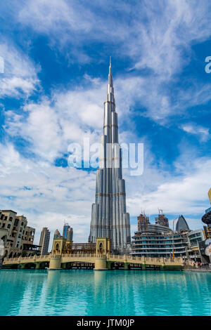 Blick auf Burj Khalifa an einem schönen Tag, Vertikal, Dubai, Vereinigte Arabische Emirate Stockfoto