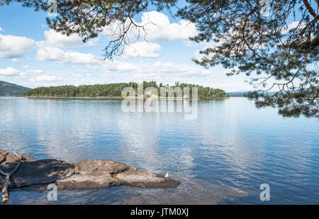 Utoya Insel mit grünem Wald und ein Haus in Norwegen in der Nähe von Oslo, wo Breivik viele Studenten im Jahr 2011 geschossen Stockfoto