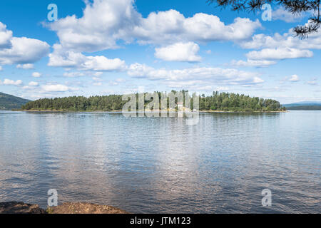 Utoya Insel mit grünem Wald und ein Haus in Norwegen in der Nähe von Oslo, wo Breitvik sho Stockfoto