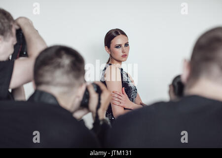 Fotografen paparazzi Fotos der Frau in Cocktail Kleider tragen. Stockfoto