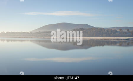 Blick vom Dorf Glencaple über den Fluss Nith, mit Criffel in der Ferne. Dumfires und Galloway in Schottland. Stockfoto