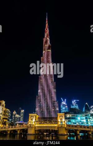 Blick auf Burj Khalifa in der Nacht während Light Show, Dubai, Vereinigte Arabische Emirate Stockfoto